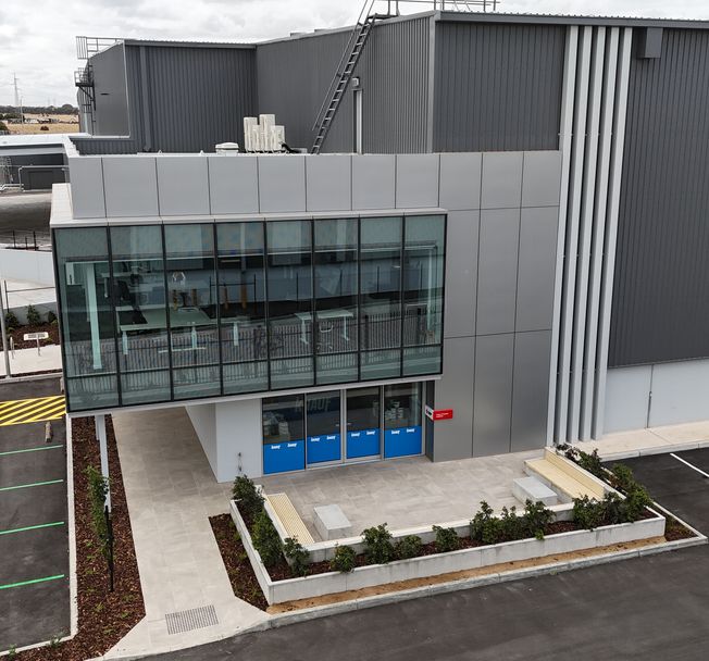 Fire-resistant aluminium cladding for industrial buildings